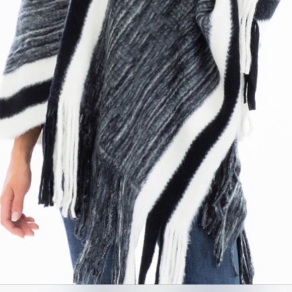Black and White poncho - Picture 2 of 2